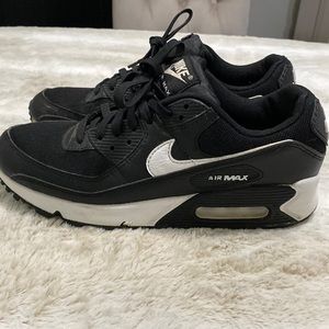 Nike Air Max size 9.5 Women’s. Priced to sell!!
